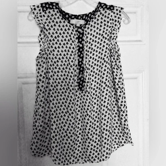 ‼️MOVING‼️ LOFT Flutter Sleeve Blouse Top. Sz. Medium. Black & White EUC - Picture 1 of 7